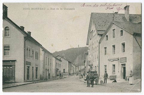 2030. Morteau - Rue de la Chaussée [vue de la place de la Halle], 4e quart 19e siècle. La maison est la deuxième à gauche. © Région Bourgogne-Franche-Comté, Inventaire du patrimoine