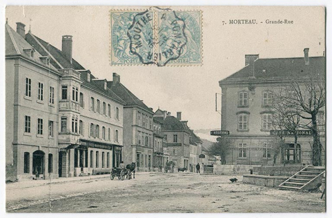 7. Morteau. - Grande Rue [au niveau de la place de l'Hôtel de Ville], limite 19e siècle 20e siècle [avant 1905]. © Région Bourgogne-Franche-Comté, Inventaire du patrimoine
