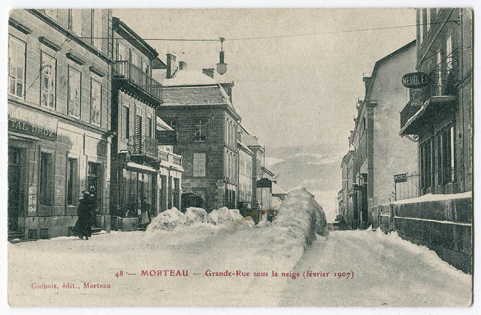 48 - Morteau - Grande Rue sous la neige (février 1907). La boutique au long de la rue est bâtie. © Région Bourgogne-Franche-Comté, Inventaire du patrimoine