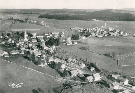 Le Russey (Doubs) - Alt. 900 m. 391-60 A - Vue panoramique aérienne [le village vu du sud-ouest], 3e quart 20e siècle. © Région Bourgogne-Franche-Comté, Inventaire du patrimoine