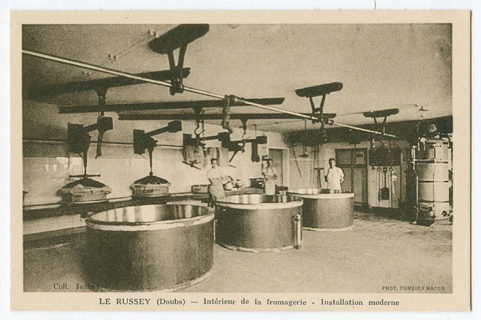 Le Russey (Doubs) - Intérieur de la fromagerie - Installation moderne [avec les trois fromagers regroupés], 2e quart 20e siècle. © Région Bourgogne-Franche-Comté, Inventaire du patrimoine