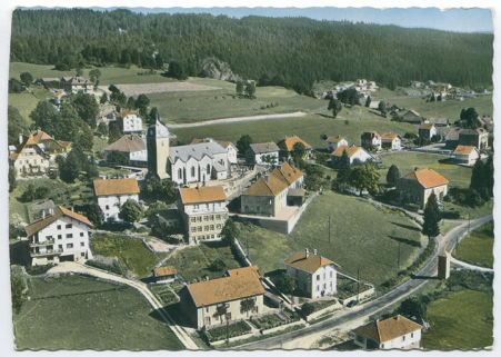 En avion au-dessus de... 12. Grand'Combe-Châteleu (Doubs). Vue générale, 3e quart 20e siècle [décennies 1950-1960]. © Région Bourgogne-Franche-Comté, Inventaire du patrimoine