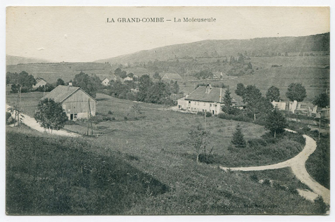 La Grand-Combe - La Moïeuseule, 1ère moitié 20e siècle. La scierie Droz (puis Burgunder) correspond au bâtiment à droite. © Région Bourgogne-Franche-Comté, Inventaire du patrimoine La Grand-Combe - La Moïeuseule, 1ère moitié 20e siècle. La scierie Droz (puis Burgunder) correspond au bâtiment à droite. © Région Bourgogne-Franche-Comté, Inventaire du patrimoine