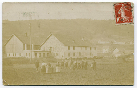 [Le site de la taillanderie-tournerie Vuillemin vu du sud-est, avec personnages], décennie 1930 ? © Région Bourgogne-Franche-Comté, Inventaire du patrimoine