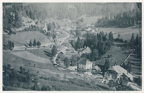 [Le hameau de Derrière-le-Mont, vu du nord], 4e quart 19e siècle. Au premier plan sont visibles, derrière le bassin de retenue, la maison de Louis Jacquot et son atelier, et à droite la scierie. © Région Bourgogne-Franche-Comté, Inventaire du patrimoine