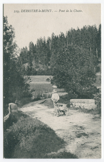 323. Derrière-le-Mont. - Pont de la Chatte [le cantonnier Louis Balmeur tirant sa charrette, certainement fabriquée dans l'atelier d'Emile Sauge], 1er quart 20e siècle. © Région Bourgogne-Franche-Comté, Inventaire du patrimoine