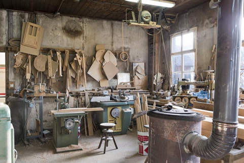 Tournerie de tabourets et ébénisterie : intérieur d'un atelier, avec gabarits au mur. © Région Bourgogne-Franche-Comté, Inventaire du patrimoine Tournerie de tabourets et ébénisterie : intérieur d'un atelier, avec gabarits au mur. © Région Bourgogne-Franche-Comté, Inventaire du patrimoine