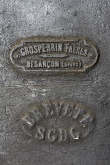 Plaque du constructeur (Grosperrin Frères). © Région Bourgogne-Franche-Comté, Inventaire du patrimoine