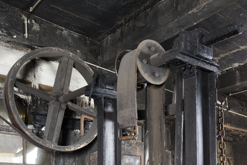 Poulie motrice (à gauche) et tambour métallique sur lequel repose la courroie. © Région Bourgogne-Franche-Comté, Inventaire du patrimoine