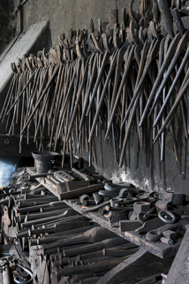 Forge : intérieur de l'atelier de travail à chaud (pinces de forgeron et outils). © Région Bourgogne-Franche-Comté, Inventaire du patrimoine Forge : intérieur de l'atelier de travail à chaud (pinces de forgeron et outils). © Région Bourgogne-Franche-Comté, Inventaire du patrimoine