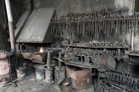Forge : intérieur de l'atelier de travail à chaud (fournaise et outils de forgeron). © Région Bourgogne-Franche-Comté, Inventaire du patrimoine Forge : intérieur de l'atelier de travail à chaud (fournaise et outils de forgeron). © Région Bourgogne-Franche-Comté, Inventaire du patrimoine