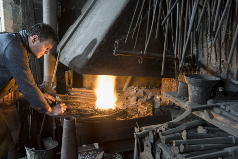 Benoît Vuillemin surveillant une chauffe. © Région Bourgogne-Franche-Comté, Inventaire du patrimoine
