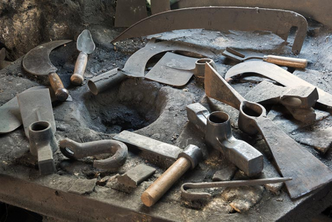 Exemple d'outils fabriqués par l'entreprise (placés sur un ancien foyer de fournaise). © Région Bourgogne-Franche-Comté, Inventaire du patrimoine