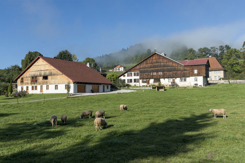 Vue d'ensemble éloignée, depuis l'est. © Région Bourgogne-Franche-Comté, Inventaire du patrimoine Vue d'ensemble éloignée, depuis l'est. © Région Bourgogne-Franche-Comté, Inventaire du patrimoine