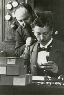 [Portrait d'Henri Vuez (assis) et d'un autre personnage : détail], 18 octobre 1902. © Région Bourgogne-Franche-Comté, Inventaire du patrimoine