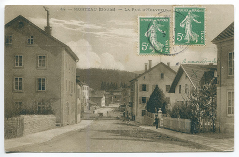 44. - Morteau (Doubs). - La rue d'Helvétie, 1er quart 20e siècle [avant 1913]. © Région Bourgogne-Franche-Comté, Inventaire du patrimoine