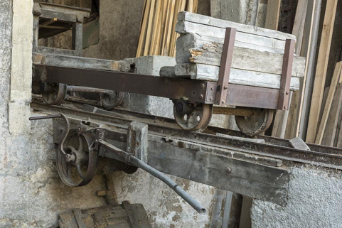 Atelier de fabrication : chariot métallique sur sa rampe. © Région Bourgogne-Franche-Comté, Inventaire du patrimoine Atelier de fabrication : chariot métallique sur sa rampe. © Région Bourgogne-Franche-Comté, Inventaire du patrimoine