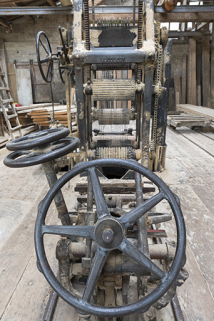 Atelier de fabrication : châssis de scie Socolest, volant sur le chariot d'entraînement. © Région Bourgogne-Franche-Comté, Inventaire du patrimoine Atelier de fabrication : châssis de scie Socolest, volant sur le chariot d'entraînement. © Région Bourgogne-Franche-Comté, Inventaire du patrimoine