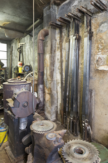 Atelier de réparation et d'affûtage : lames de scie circulaire et de châssis. © Région Bourgogne-Franche-Comté, Inventaire du patrimoine Atelier de réparation et d'affûtage : lames de scie circulaire et de châssis. © Région Bourgogne-Franche-Comté, Inventaire du patrimoine