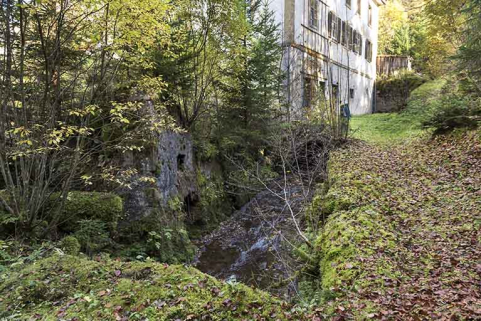Canal de fuite et vestiges du soubassement du martinet. © Région Bourgogne-Franche-Comté, Inventaire du patrimoine