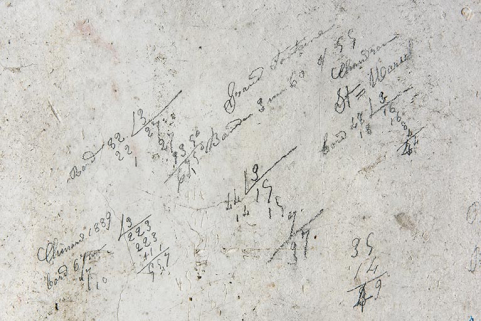 Atelier de fabrication : calculs griffonnés sur le mur et concernant des chaudrons de fromagerie ? © Région Bourgogne-Franche-Comté, Inventaire du patrimoine