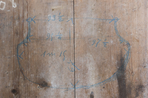 Atelier de fabrication : dessin coté d'un chaudron de fromagerie griffonné sur une porte. © Région Bourgogne-Franche-Comté, Inventaire du patrimoine