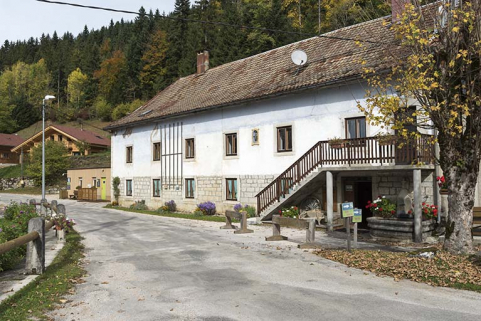 Logement : façade antérieure, de trois quarts droite. © Région Bourgogne-Franche-Comté, Inventaire du patrimoine Logement : façade antérieure, de trois quarts droite. © Région Bourgogne-Franche-Comté, Inventaire du patrimoine