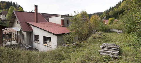 Atelier de fabrication : façades postérieure et latérale gauche. A droite, l'ancien canal d'amenée. © Région Bourgogne-Franche-Comté, Inventaire du patrimoine Atelier de fabrication : façades postérieure et latérale gauche. A droite, l'ancien canal d'amenée. © Région Bourgogne-Franche-Comté, Inventaire du patrimoine