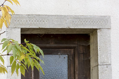 Logement : linteau orné d'une porte sur la façade postérieure. © Région Bourgogne-Franche-Comté, Inventaire du patrimoine Logement : linteau orné d'une porte sur la façade postérieure. © Région Bourgogne-Franche-Comté, Inventaire du patrimoine