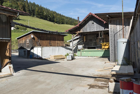 Maison (à gauche) et atelier de fabrication (1894), depuis l'ouest. © Région Bourgogne-Franche-Comté, Inventaire du patrimoine Maison (à gauche) et atelier de fabrication (1894), depuis l'ouest. © Région Bourgogne-Franche-Comté, Inventaire du patrimoine