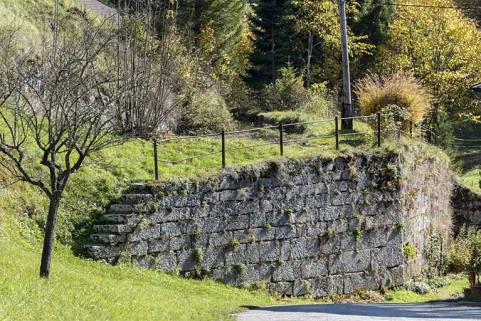 Bassin de retenue : mur de soutènement. © Région Bourgogne-Franche-Comté, Inventaire du patrimoine