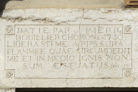 Linteau : inscription sur la partie gauche. © Région Bourgogne-Franche-Comté, Inventaire du patrimoine Linteau : inscription sur la partie gauche. © Région Bourgogne-Franche-Comté, Inventaire du patrimoine