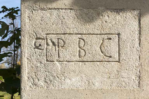 Initiales sur la façade latérale gauche. © Région Bourgogne-Franche-Comté, Inventaire du patrimoine Initiales sur la façade latérale gauche. © Région Bourgogne-Franche-Comté, Inventaire du patrimoine