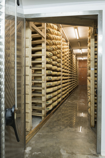 Cave d'affinage : vue d'ensemble depuis une porte. © Région Bourgogne-Franche-Comté, Inventaire du patrimoine