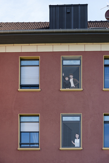 Peintures de Sophie Magos sur la façade antérieure : personnages représentant les ouvriers et le personnel administratif de l'usine. © Région Bourgogne-Franche-Comté, Inventaire du patrimoine Peintures de Sophie Magos sur la façade antérieure : personnages représentant les ouvriers et le personnel administratif de l'usine. © Région Bourgogne-Franche-Comté, Inventaire du patrimoine