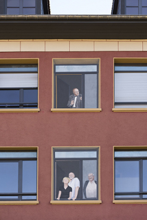Peintures de Sophie Magos sur la façade antérieure : Jules Vermot-Gaud en haut, Mme Thuriet (architecte) et MM Grangier (maître d'oeuvre) et Bressand (directeur technique de la SMCI) en bas. © Région Bourgogne-Franche-Comté, Inventaire du patrimoine Peintures de Sophie Magos sur la façade antérieure : Jules Vermot-Gaud en haut, Mme Thuriet (architecte) et MM Grangier (maître d'oeuvre) et Bressand (directeur technique de la SMCI) en bas. © Région Bourgogne-Franche-Comté, Inventaire du patrimoine