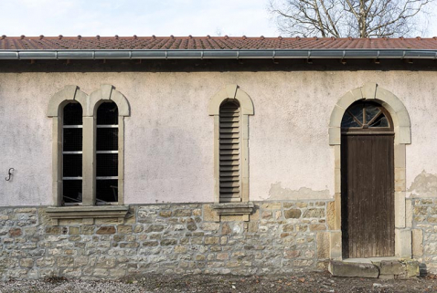 Vue de face de l'ancienne dépendance depuis la rue. © Région Bourgogne-Franche-Comté, Inventaire du patrimoine Vue de face de l'ancienne dépendance depuis la rue. © Région Bourgogne-Franche-Comté, Inventaire du patrimoine