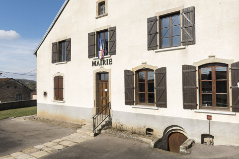 Mairie vue de trois-quart de la face antérieure.  © Région Bourgogne-Franche-Comté, Inventaire du patrimoine