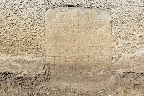 Inscription de fondation et date portée (184?) sur le mur de l'ancien presbytère.  © Région Bourgogne-Franche-Comté, Inventaire du patrimoine