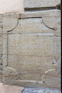 Vue de détail de la plaque de fondation et date portée (1842), 28 rue des Marronniers. © Région Bourgogne-Franche-Comté, Inventaire du patrimoine