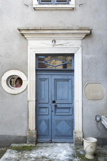 Porte, corniche, imposte, oculus, plaque de fondation : vue de face. © Région Bourgogne-Franche-Comté, Inventaire du patrimoine