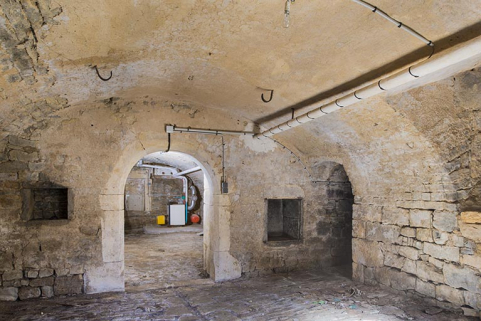 Vue depuis la porte d'accès de la cave située sur le mur pignon Sud. © Région Bourgogne-Franche-Comté, Inventaire du patrimoine Vue depuis la porte d'accès de la cave située sur le mur pignon Sud. © Région Bourgogne-Franche-Comté, Inventaire du patrimoine