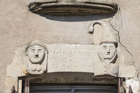 Figurines sur le linteau. © Région Bourgogne-Franche-Comté, Inventaire du patrimoine Figurines sur le linteau. © Région Bourgogne-Franche-Comté, Inventaire du patrimoine