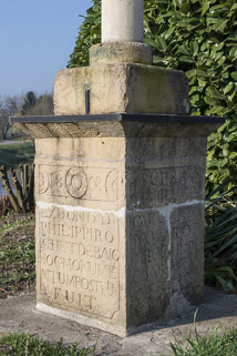 Détail du socle. © Région Bourgogne-Franche-Comté, Inventaire du patrimoine Détail du socle. © Région Bourgogne-Franche-Comté, Inventaire du patrimoine