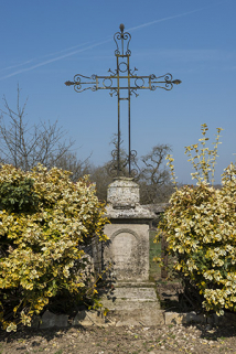 Croix avec socle en pierre et partie haute en fer forgé. © Région Bourgogne-Franche-Comté, Inventaire du patrimoine Croix avec socle en pierre et partie haute en fer forgé. © Région Bourgogne-Franche-Comté, Inventaire du patrimoine