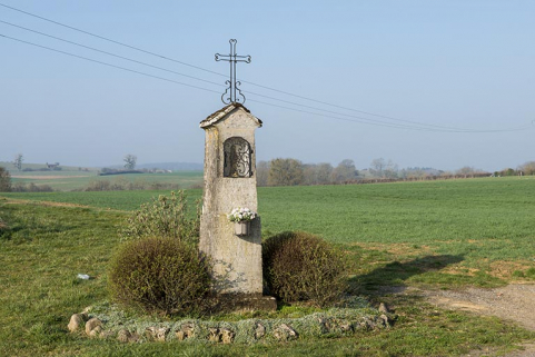 Oratoire situé à mi-chemin entre Gevigney et Mercey. © Région Bourgogne-Franche-Comté, Inventaire du patrimoine Oratoire situé à mi-chemin entre Gevigney et Mercey. © Région Bourgogne-Franche-Comté, Inventaire du patrimoine