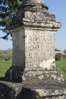 Détail sur les incriptions. © Région Bourgogne-Franche-Comté, Inventaire du patrimoine Détail sur les incriptions. © Région Bourgogne-Franche-Comté, Inventaire du patrimoine