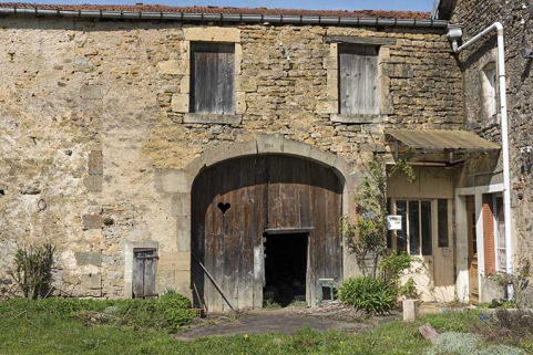 Détail d'une des deux portes de grange avec date portée : 1844. (25 route de Vittel. ) © Région Bourgogne-Franche-Comté, Inventaire du patrimoine Détail d'une des deux portes de grange avec date portée : 1844. (25 route de Vittel. ) © Région Bourgogne-Franche-Comté, Inventaire du patrimoine