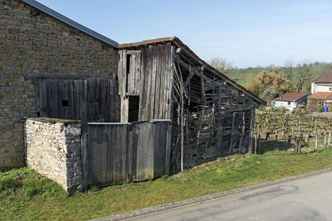 Détail d'un appentis couvert en tuiles canal, paroi en treillage, à l'angle de la Grande rue et de la rue de Jonvelle. © Région Bourgogne-Franche-Comté, Inventaire du patrimoine Détail d'un appentis couvert en tuiles canal, paroi en treillage, à l'angle de la Grande rue et de la rue de Jonvelle. © Région Bourgogne-Franche-Comté, Inventaire du patrimoine