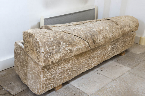 Sarcophage gallo-romain exposé dans la chapelle. © Région Bourgogne-Franche-Comté, Inventaire du patrimoine